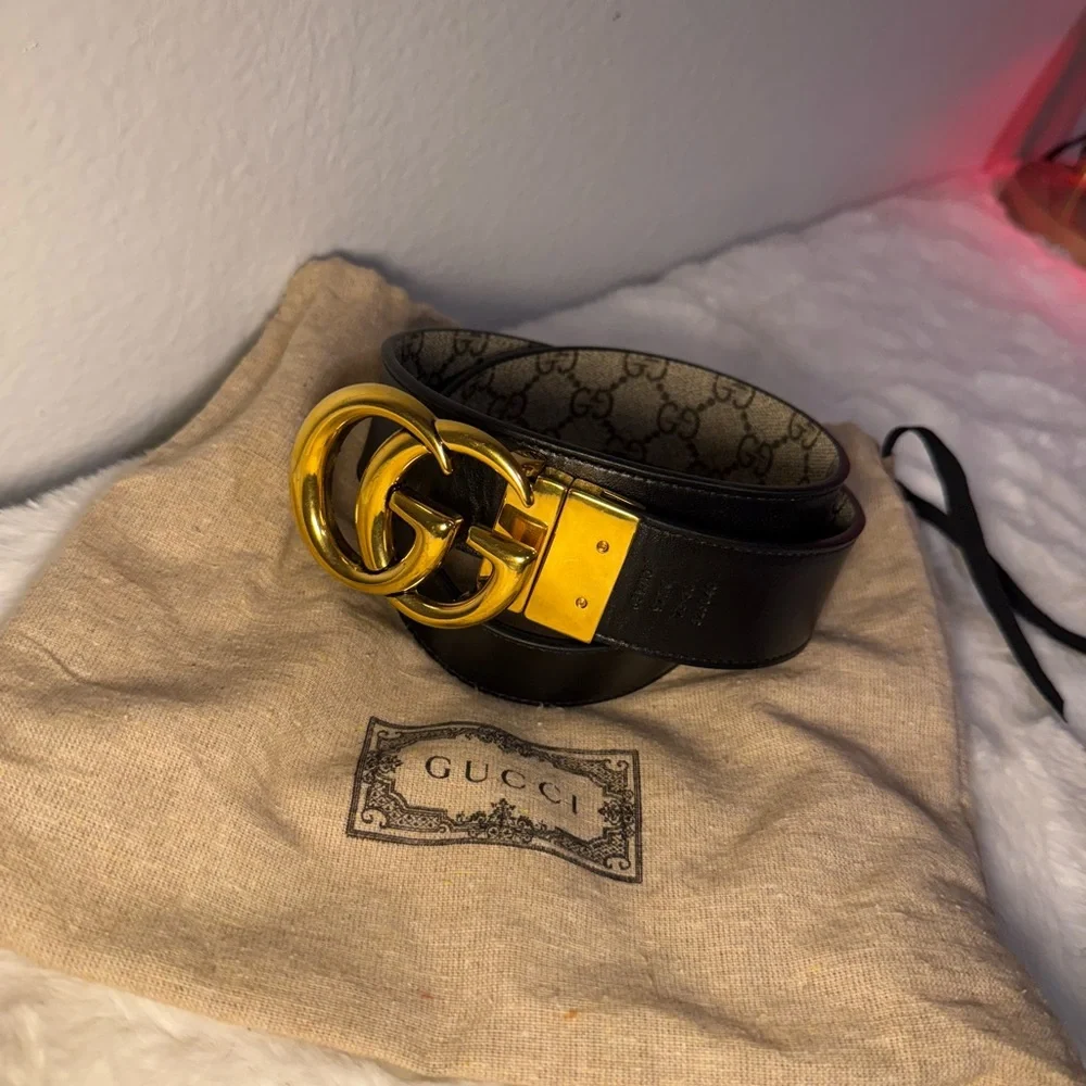 Gucci Women's GG Reversible Belt with Gold Buckle - Picture 2 of 3